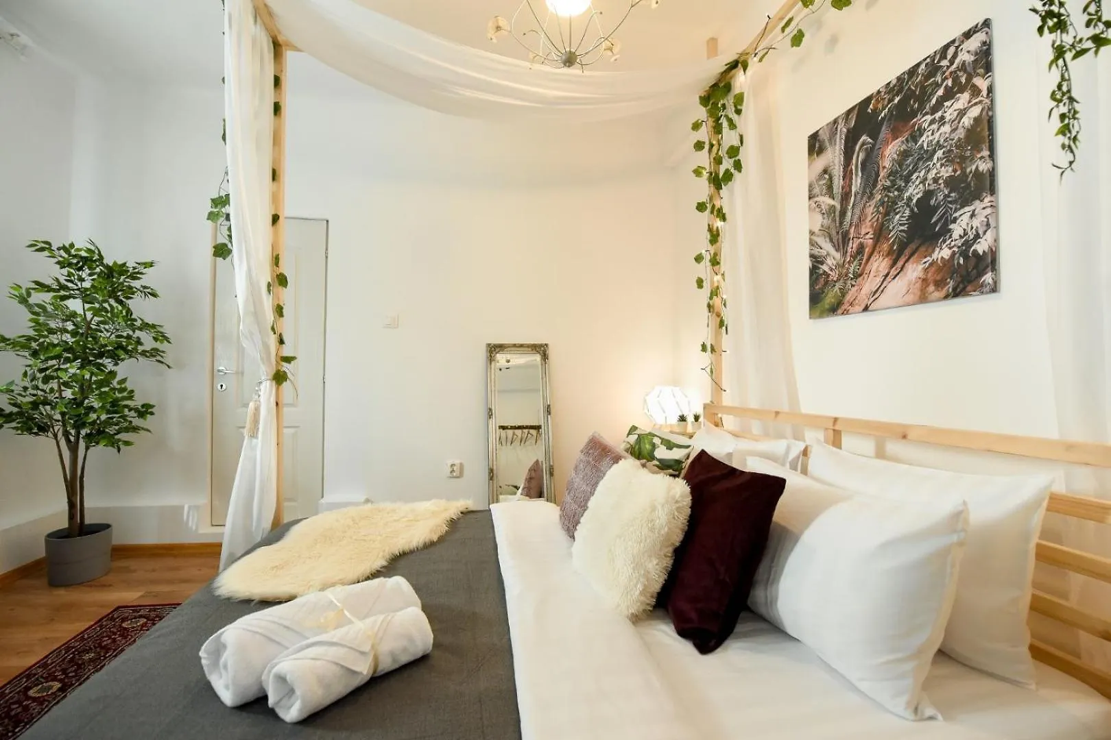 Timeless Elegance & Modern Comfort- Premium Stay In The Heart Of The City Bucharest Romania
